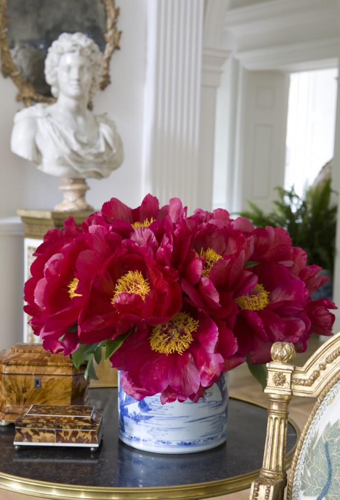 carolyne-roehm-at-home-in-the-garden-book-peonies-habituallychic-007