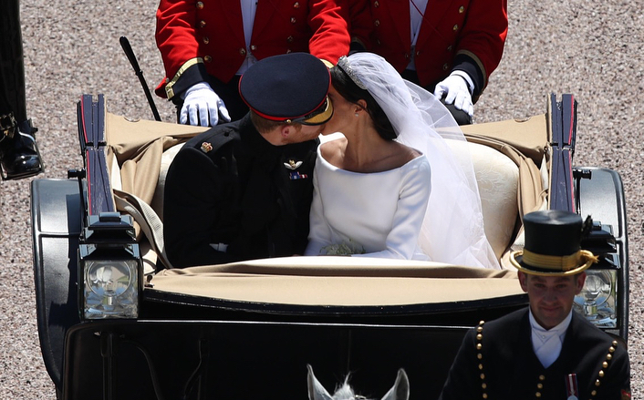 Prince Harry and Meghan Markle carriage kiss