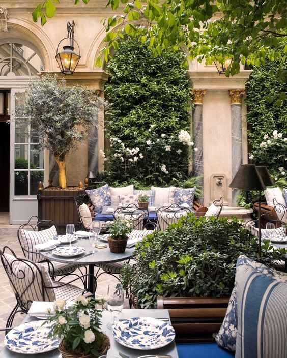Ralph´s - Ralph Lauren´s beautiful courtyard restaurant in Paris