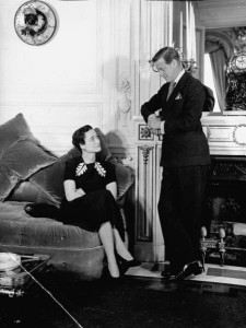 duke-and-duchess-of-windsor-paris-banquette-room-1939-225x300.jpg