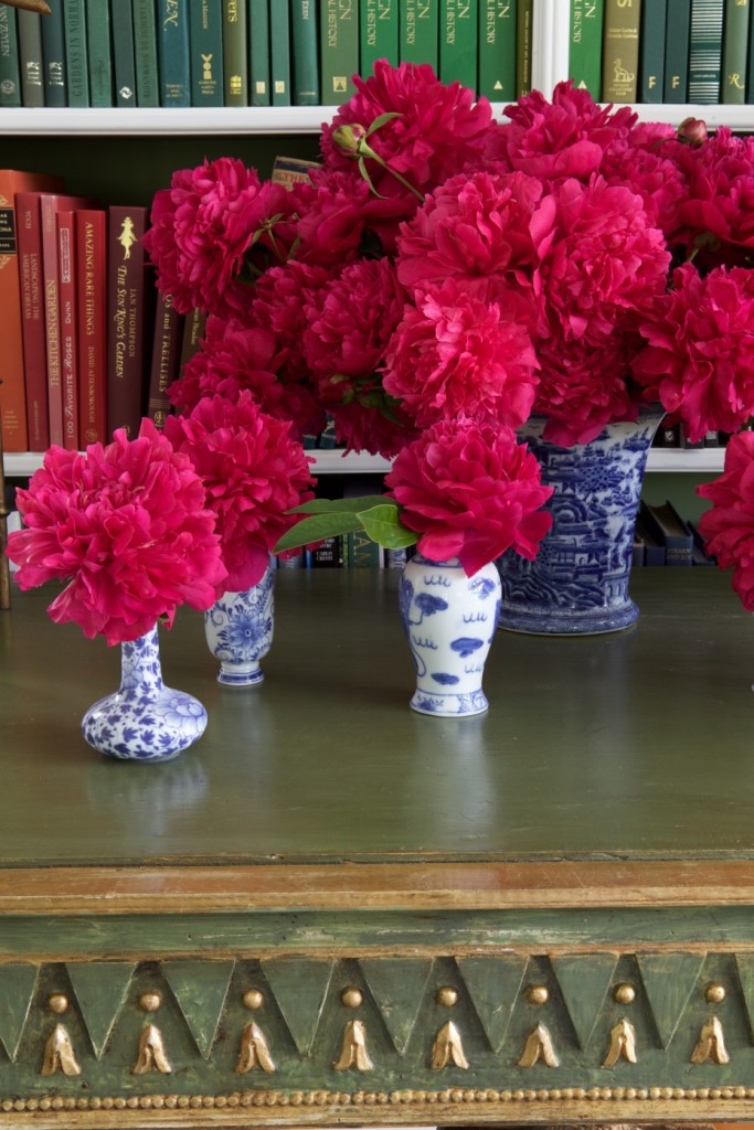 carolyne-roehm-at-home-in-the-garden-book-peonies-habituallychic-002